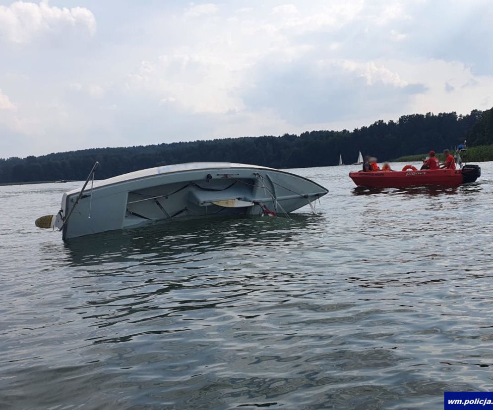 Wywrócona łódka na jeziorze Ukiel