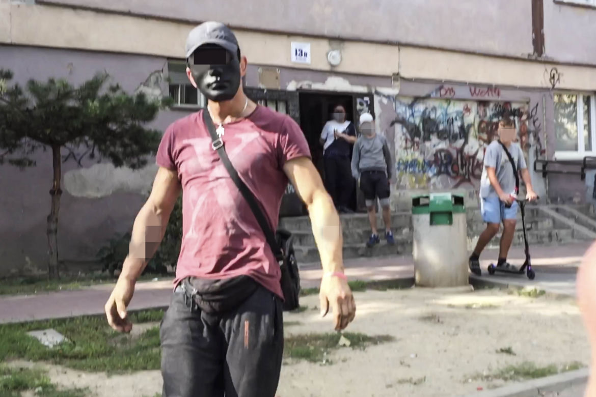 Chore dzieci wciskają do meliny