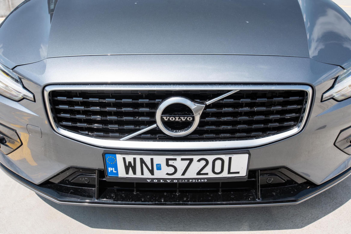 BMW 330i vs Volvo S60 T5