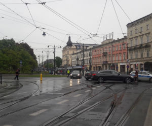 Wypadek w centrum Krakowa. Konsularne BMW potrąciło rowerzystę