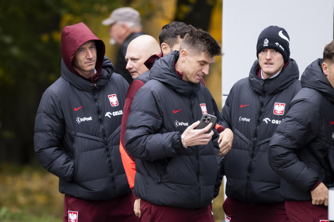 Reprezentacja zmokła na spacerze. Lewandowski się krył przed deszczem