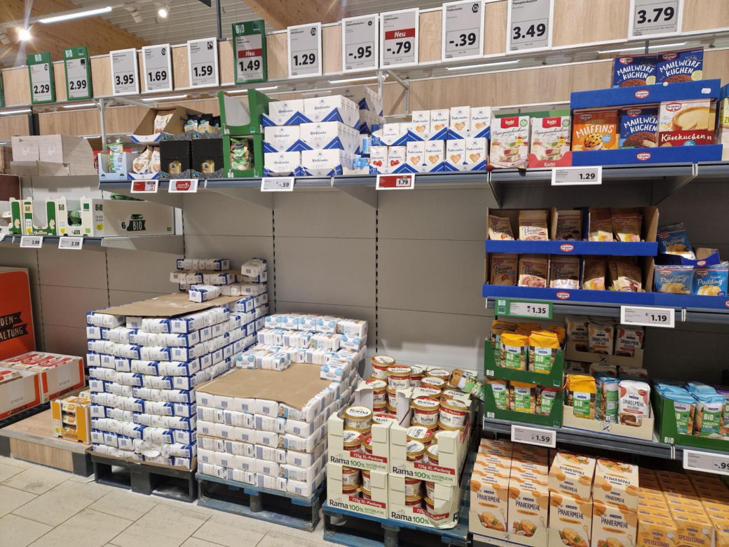 Porównaliśmy ceny w polskim i niemieckim markecie. Gdzie zarobimy tańsze zakupy na Wielkanoc? 