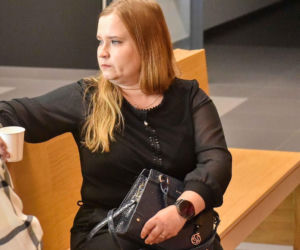 Zabił 69-letnią kobietę, a jej córkę w ciąży ciężko ranił. W sądzie był wyluzowany i uśmiechnięty