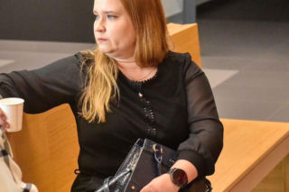 Zabił 69-letnią kobietę, a jej córkę w ciąży ciężko ranił. W sądzie był wyluzowany i uśmiechnięty