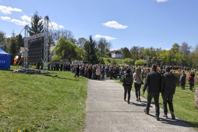 Poświęcił im swoją kampanię wyborczą. Przyszły na pogrzeb Łukasza Litewki. Oczy od razu się zaszkliły