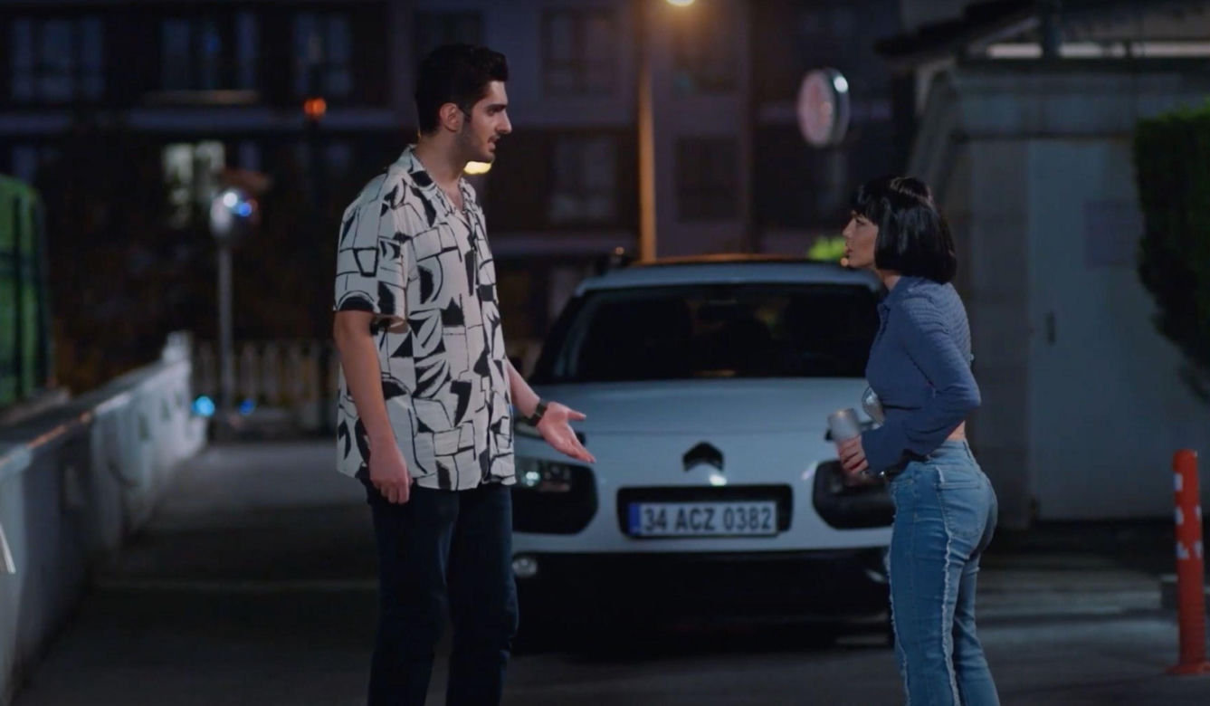 Świadoma tego, że Seda to zdolna do wszystkiego psycholka, Melodi zadzwoni do Zeynep po pomoc.