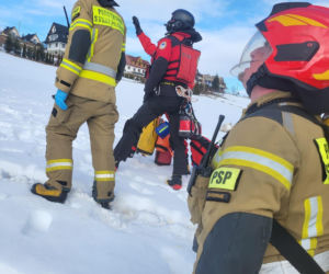 Chwile grozy na stoku! Mężczyzna huknął w drzewo i wpadł do potoku. Został poważnie ranny