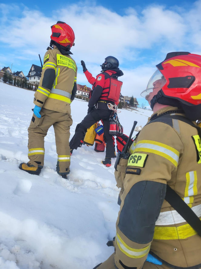 Chwile grozy na stoku! Mężczyzna huknął w drzewo i wpadł do potoku. Został poważnie ranny