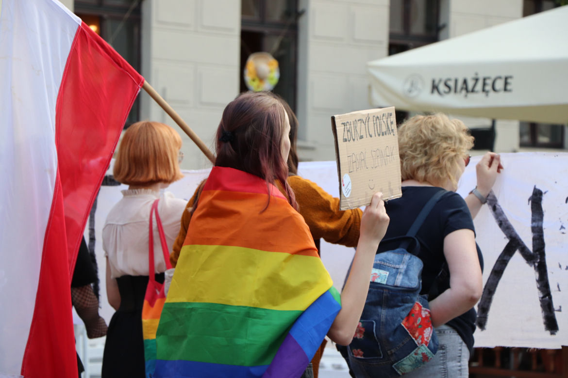 Torunianie protestują przeciwko przegłosowaniu Lex TVN