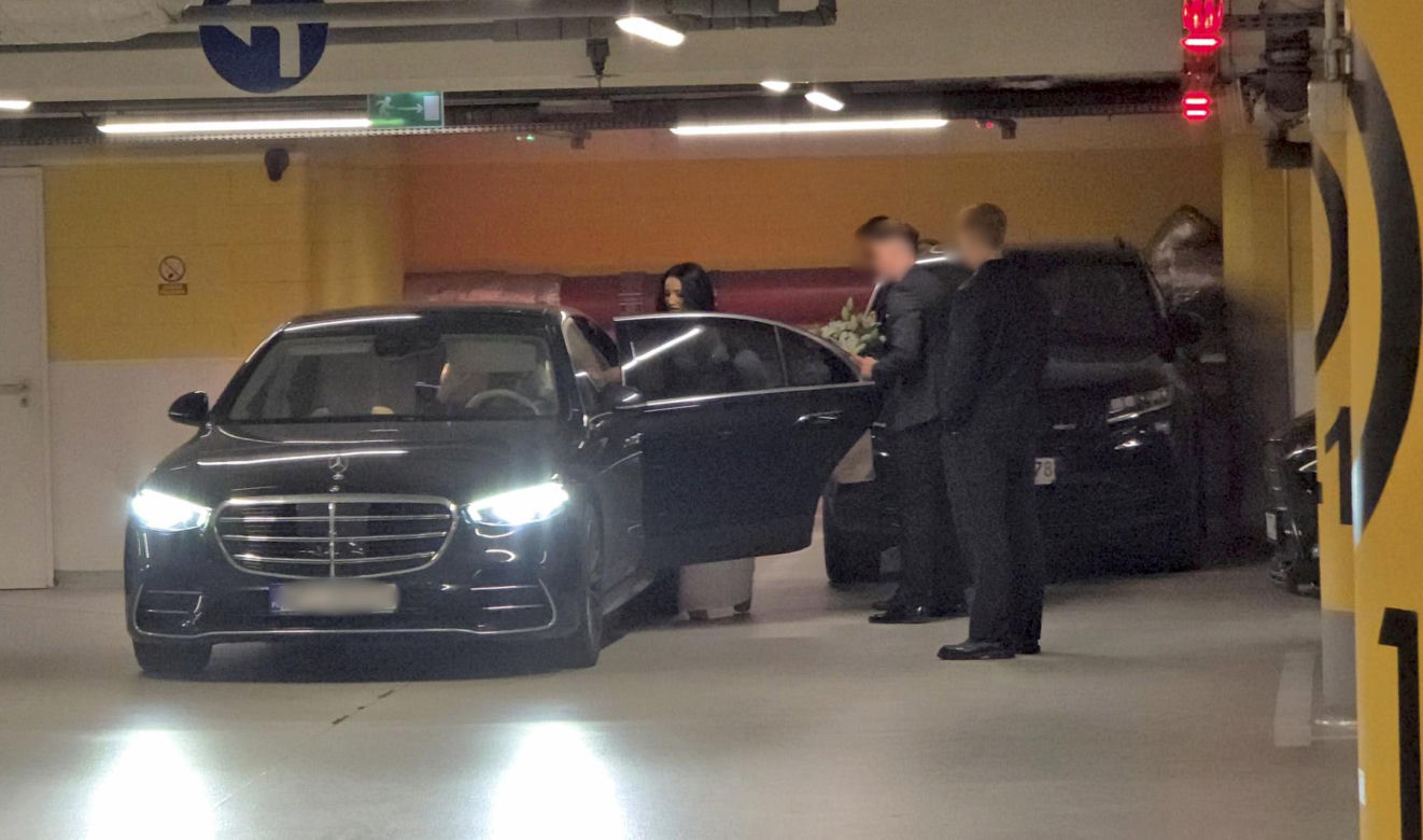 Justyna Steczkowska przemyka po parkingu w otoczeniu ochroniarzy