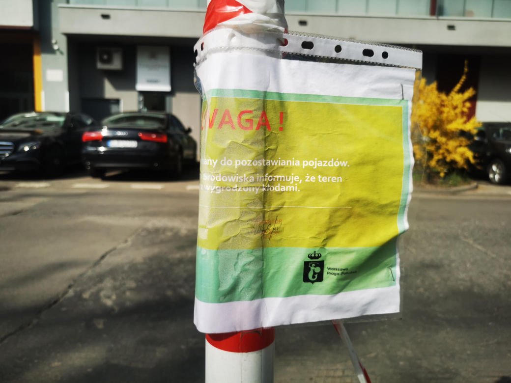 Kłody zamiast słupków na nielegalnym parkingu