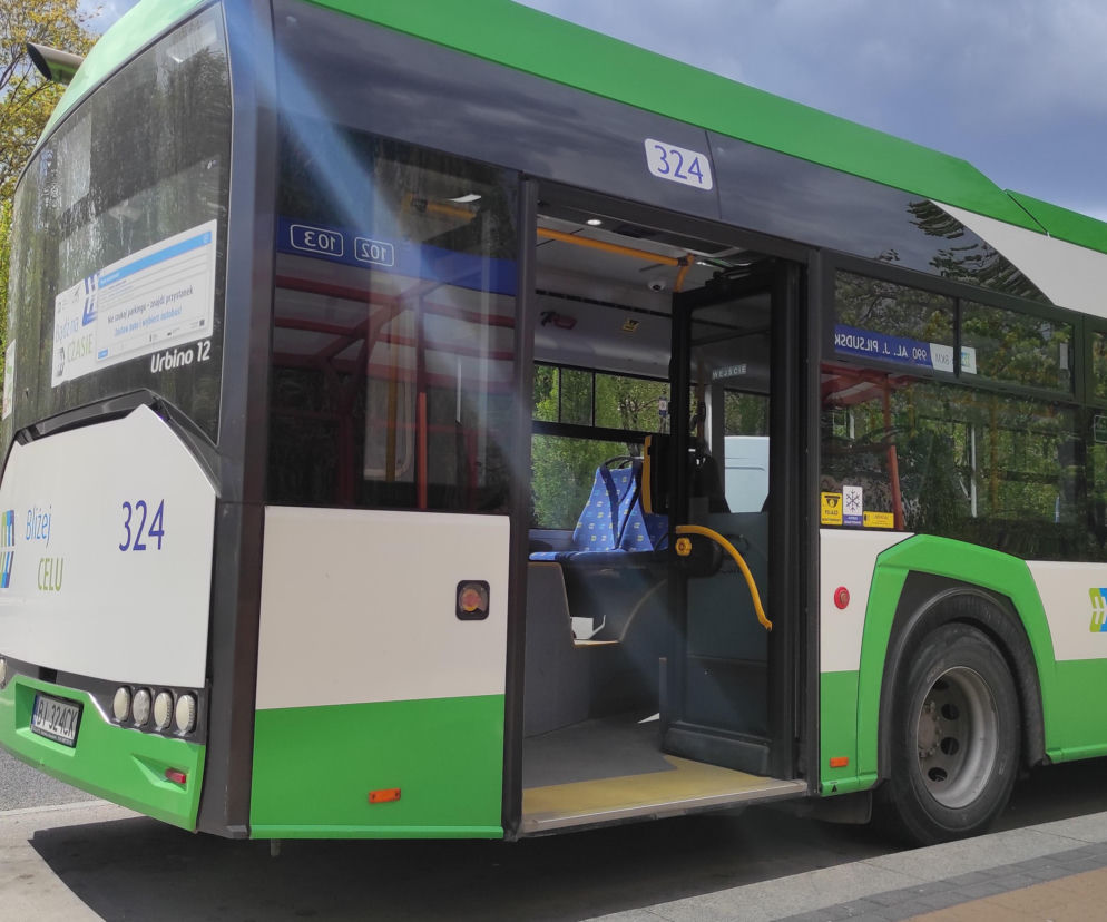 Zielono-biały autobus BKM z otwartymi drzwiami stoi na przystanku. O nowej linii nr 33 w mieście przeczytasz na SE Białystok.