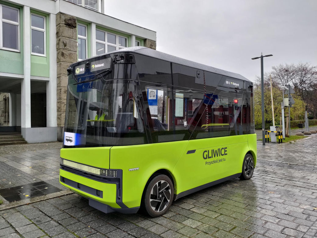 Bus bez kierowcy wozi ludzi