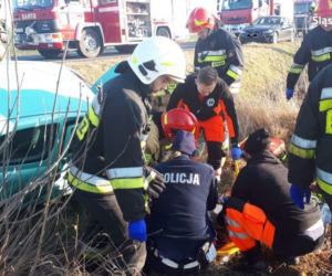 Policjanci uratowali poszkodowaną w wypadku. Kobieta była cała zakrwawiona, ledwo oddychała 