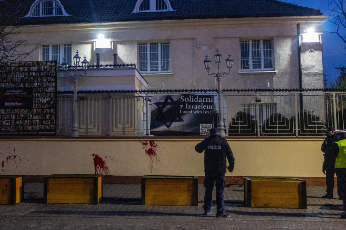 Oblali ogrodzenie budynku ambasady Izraela w Warszawie. „Nie ma zgody na łamanie przepisów”