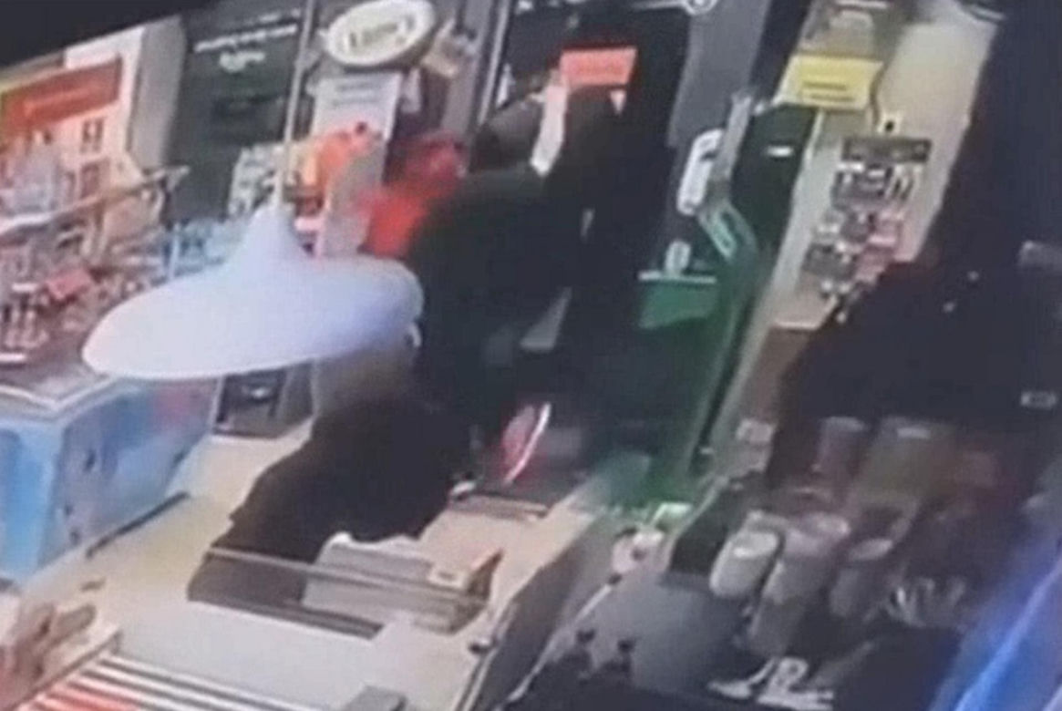 Chciał okraść sklep. 20-letnia Ola powaliła go na ziemię! Wszystko się nagrało [WIDEO]