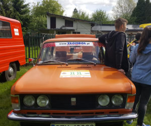 Artystyczna twórczość... na masce samochodu