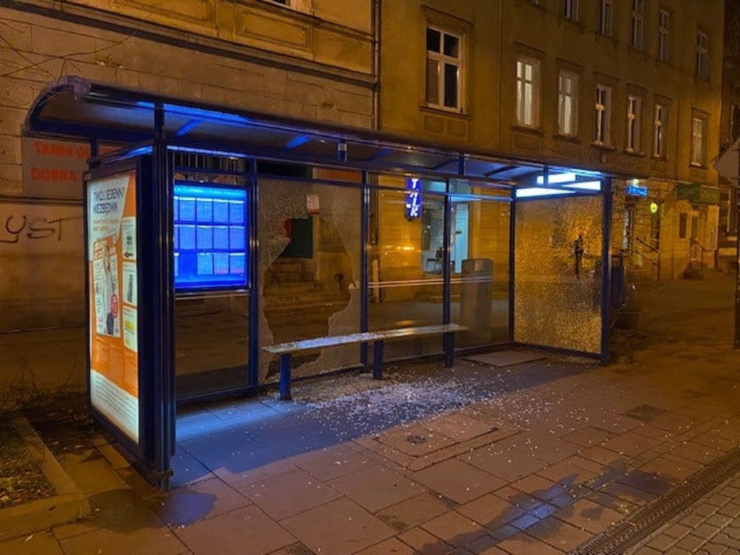 Demolka w centrum Krakowa. 20-letni wandal zniszczył wiaty przystankowe