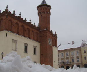 Rynek w Tarnowie pod śniegiem. W akcji pługopiaskarka MPGK