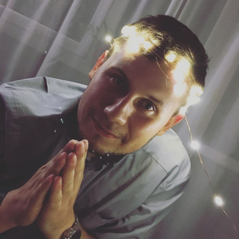 Łukasz Kachnowicz był księdzem, jest gejem i walczy z PiS
