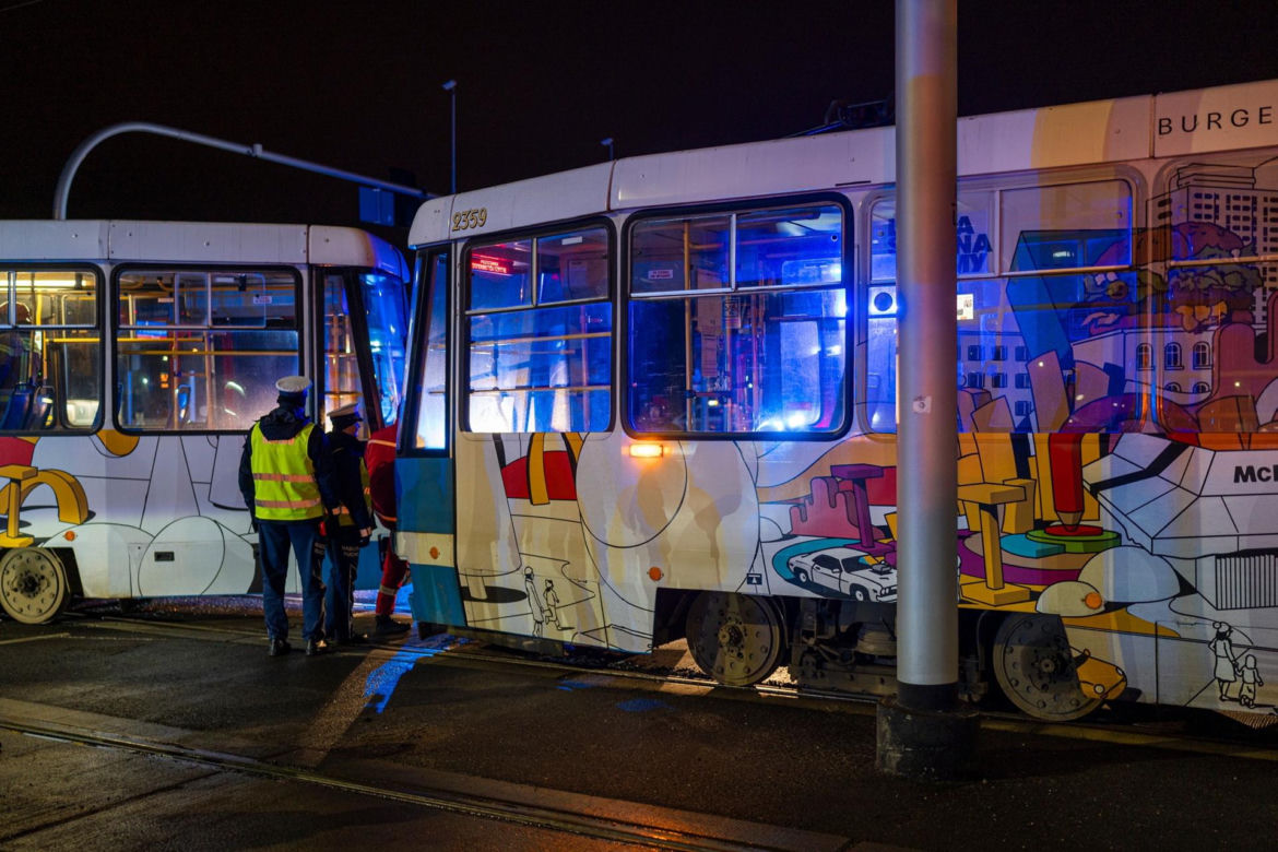Zderzenie tramwaju linii 10 z autobusem 107 we Wrocławiu