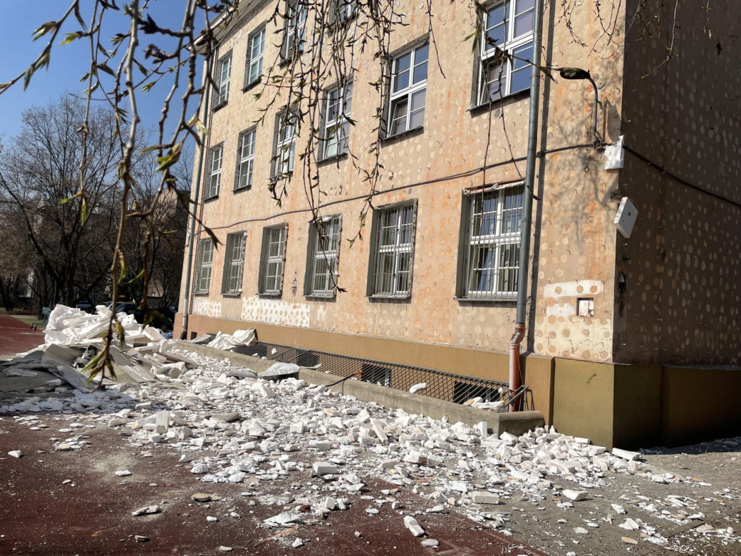 Zerwana elewacja w LXXVI Liceum Ogólnokształcącym w Warszawie