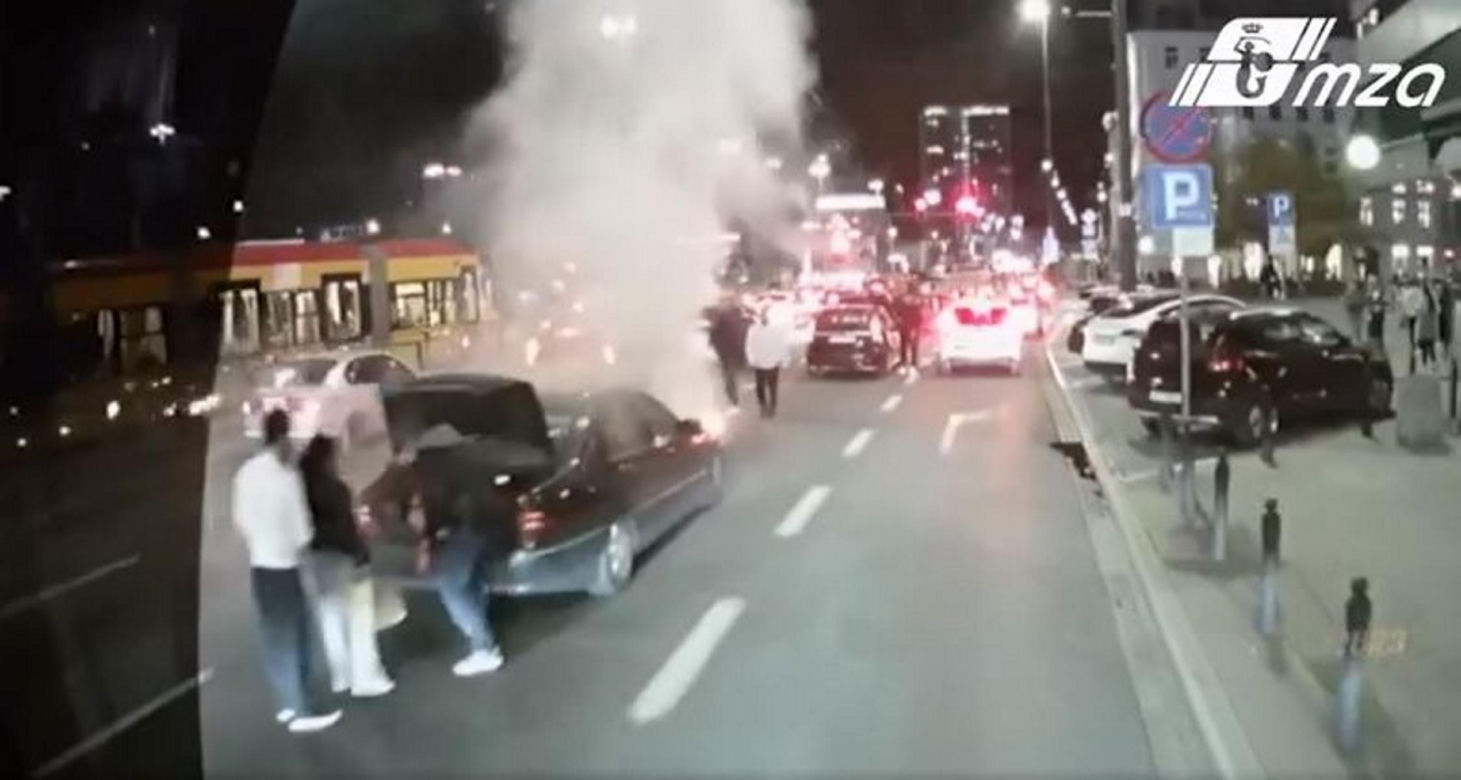 Mercedes płonął przy Dworcu Centralnym. Na ratunek ruszył kierowca autobusu
