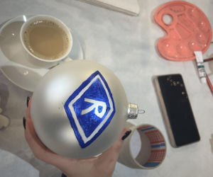 Malowanie bombek- przyjaciele dzieciom