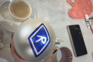 Malowanie bombek- przyjaciele dzieciom