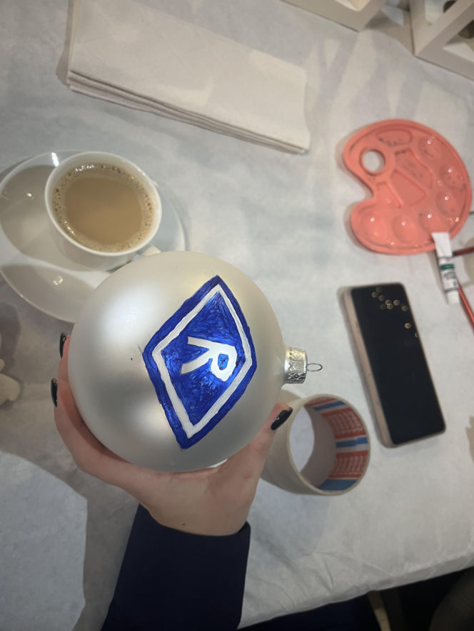 Malowanie bombek- przyjaciele dzieciom