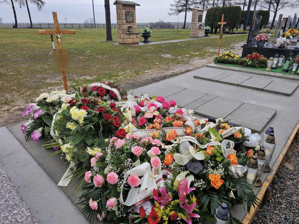 Grób 66-latka, który zmarł w radiowozie w Markowej