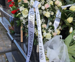 Morze białych kwiatów na grobie maleńkiej Hani