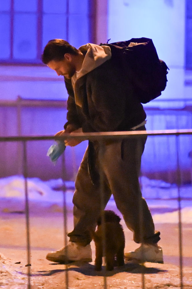 Sebastian Fabijański z pieskiem na spacerze