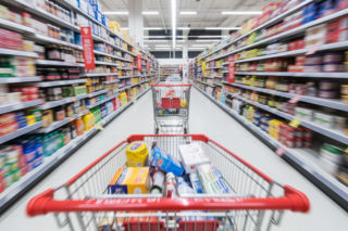 Maraton przedświąteczny w handlu. Jakie są ukryte koszty dla personelu?