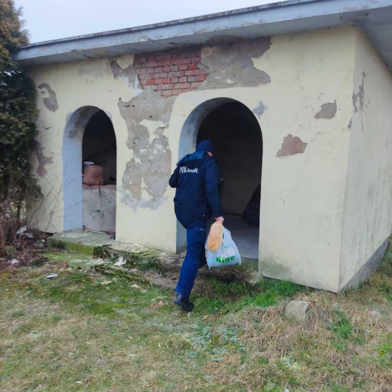 Nie tylko egzekwują prawo, ale także niosą pomoc. Policjanci z Wielkopolski otoczyli pomocą bezdomnego