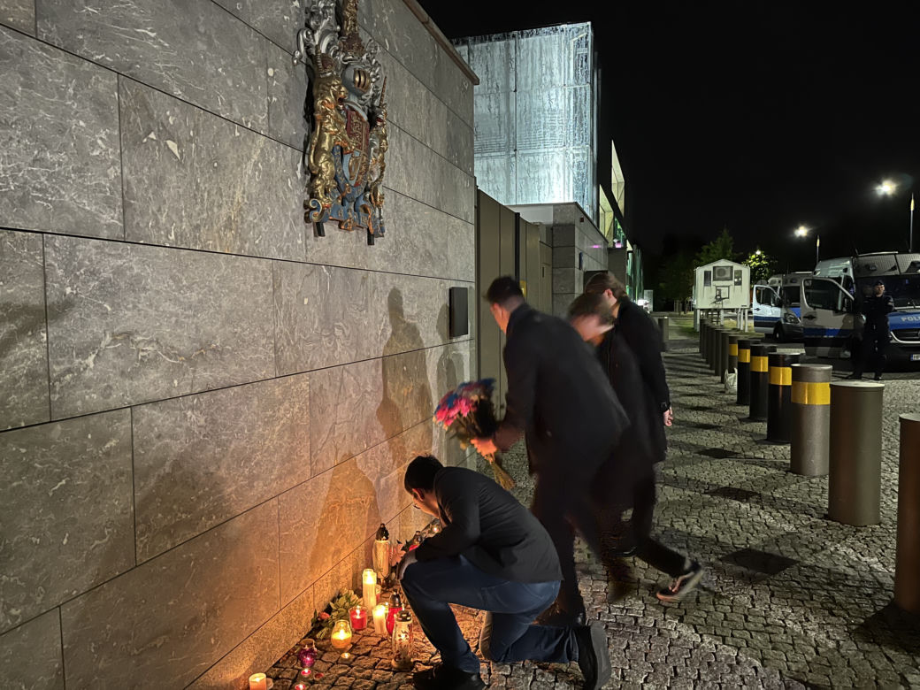 Mieszkańcy Warszawy przed ambasadą Wielkiej Brytanii w Warszawie (08.09.2022 r.)