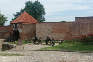 To najdłuższe mury obronne w woj. warmińsko-mazurskim. Otaczają Stare Miasto