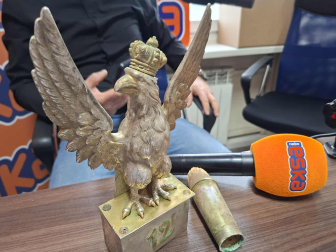 Historyczny skarb na gwiazdkę! Srebrno-złoty orzeł sztandaru z 1939 roku odnaleziony w lasach starachowickich