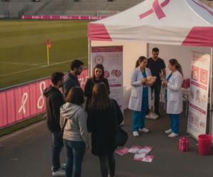 Różowe opaski to nie wszystko. Na stadionach NFZ pokaże, jak badać piersi i jądra