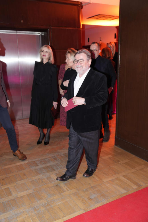 Trzaskowski wśród gwiazd. Prezydent błyszczał na premierze w Teatrze 6.Piętro