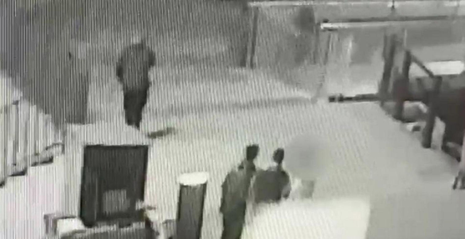 Horror na nowej kładce w Warszawie. Zatrzymano podejrzanego o postrzelenie. To 16-latek