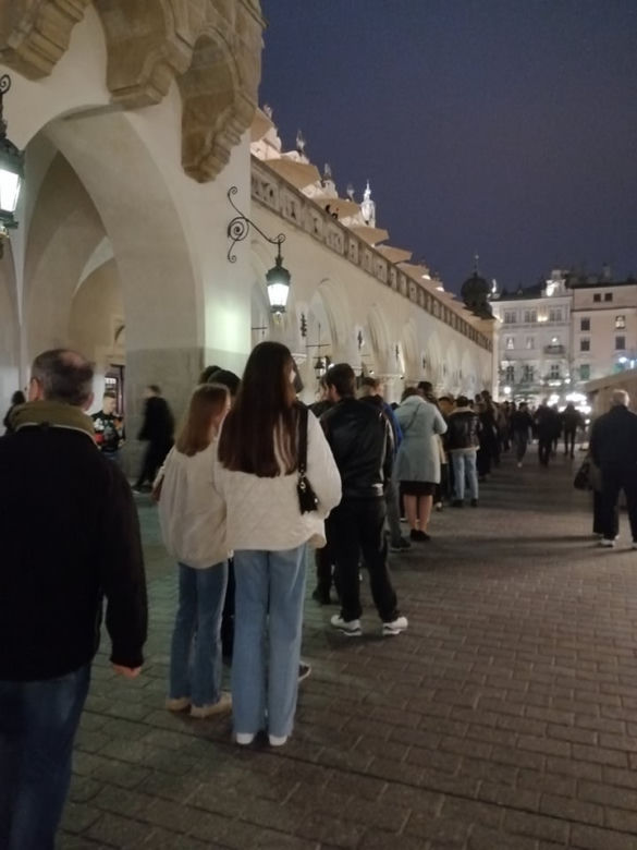 Za czym kolejka ta stoi? Tłumy krakowian na Nocy Muzeów 2023!