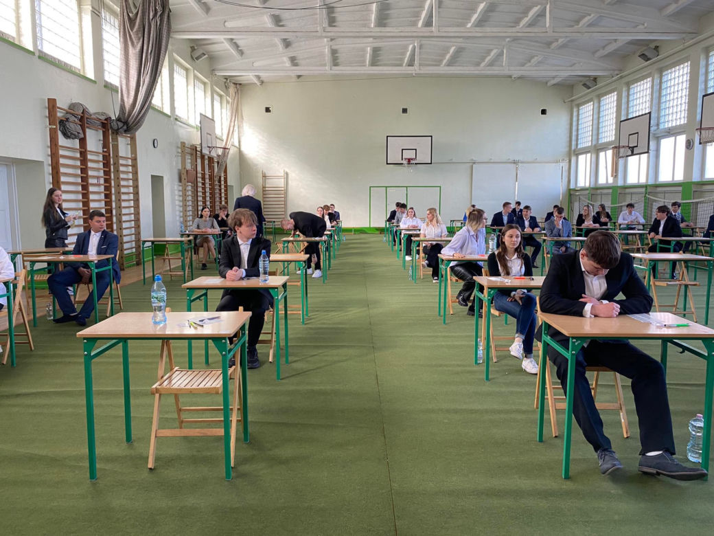 Matura 2023. Maturzyści podczas matury w LO VII w Zielonej Górze