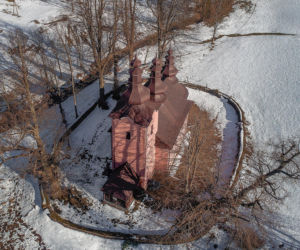 To jedna z najmniejszych wsi w Małopolsce. Znajduje się w niej zaledwie 16 domów