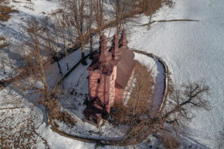 To jedna z najmniejszych wsi w Małopolsce. Znajduje się w niej zaledwie 16 domów