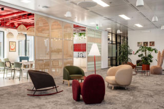 Work well, feel well – wellbeing w biurze. Jak projektować przestrzenie wspierające efektywność i komfort pracowników?