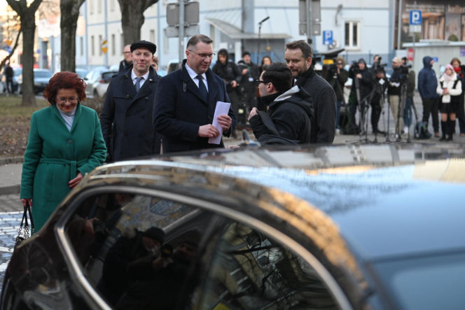 Konferencja Przemysława Czarnka na stacji paliw koncernu Orlen w Warszawie