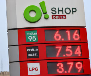 Polacy zadowoleni z obniżki cen paliw
