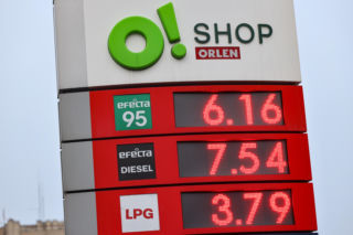 Polacy zadowoleni z obniżki cen paliw
