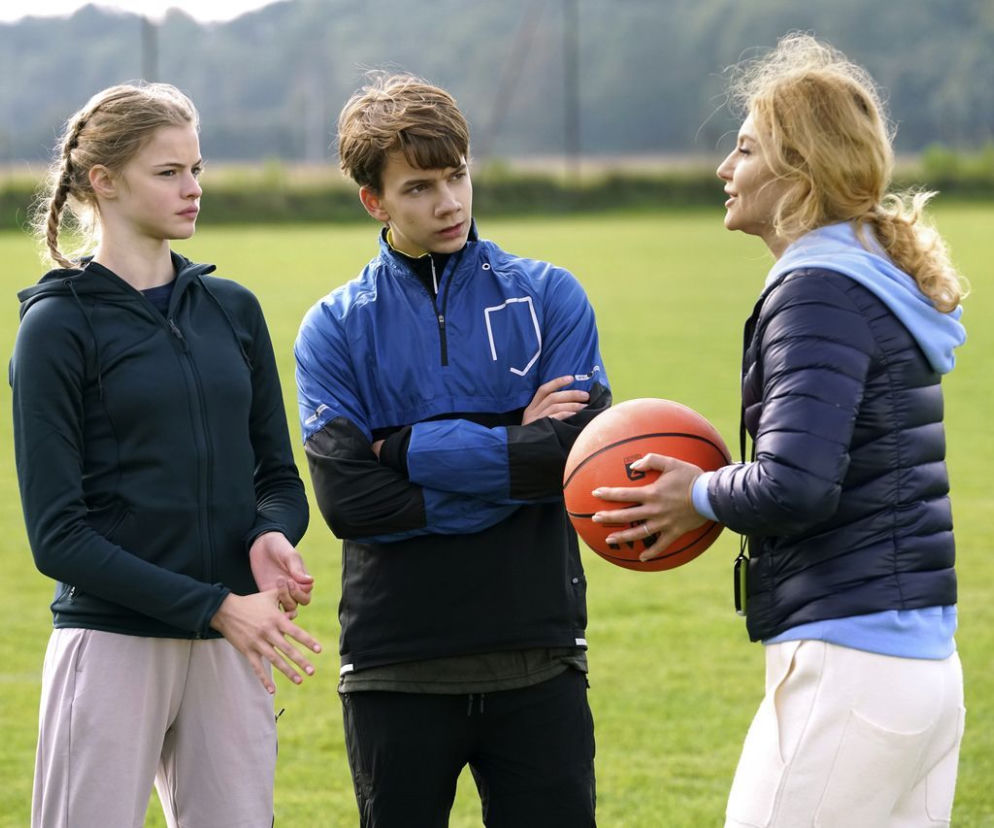 Barwy szczęścia odc. 2002. Zuzia (Anna Adamus), Filip Lisicki (Kuba Dyniewicz), Lidka (Emilia Warabida)